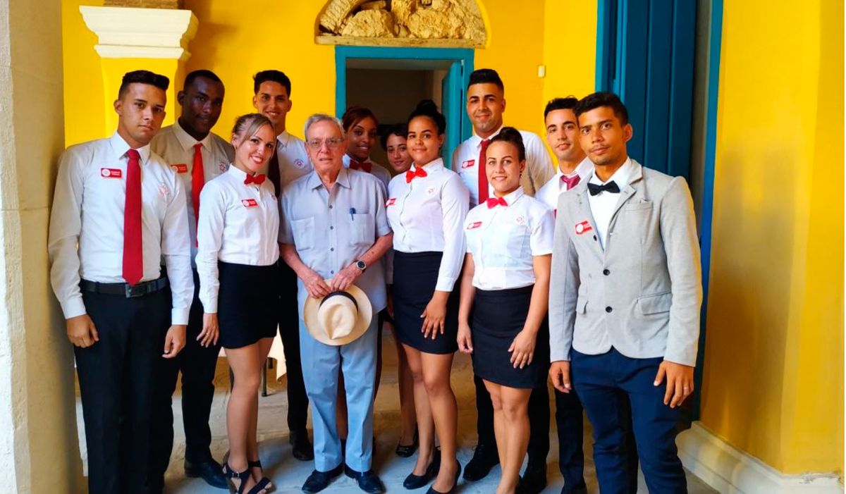 Estudiantes de La Moneda Cubana en uniforme profesional